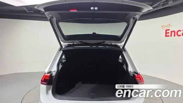 Volkswagen Tiguan 2018 — Şəkil 10/32
