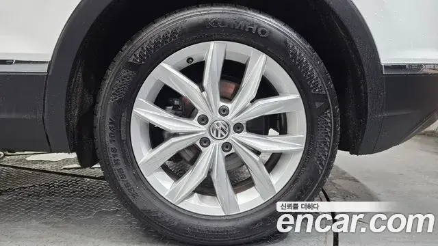 Volkswagen Tiguan 2018 — Şəkil 13/32