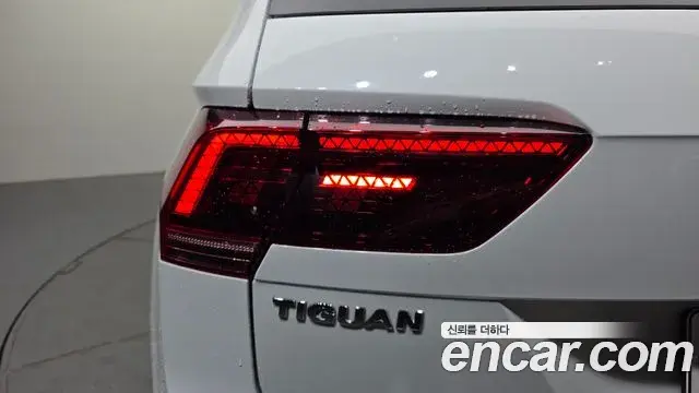 Volkswagen Tiguan 2018 — Şəkil 23/32