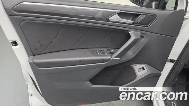 Volkswagen Tiguan 2018 — Şəkil 21/32