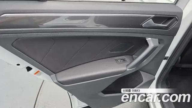 Volkswagen Tiguan 2018 — Şəkil 27/32