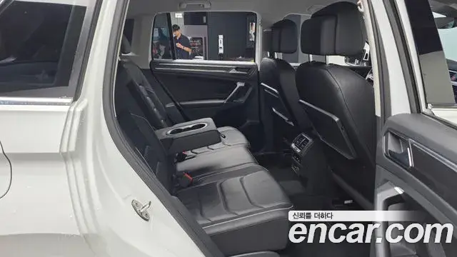 Volkswagen Tiguan 2018 — Şəkil 29/32