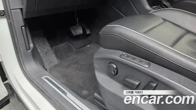 Volkswagen Tiguan 2018 — Şəkil 30/32