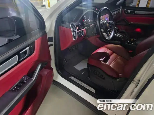 Porsche Cayenne 2023 — Photo 2/19