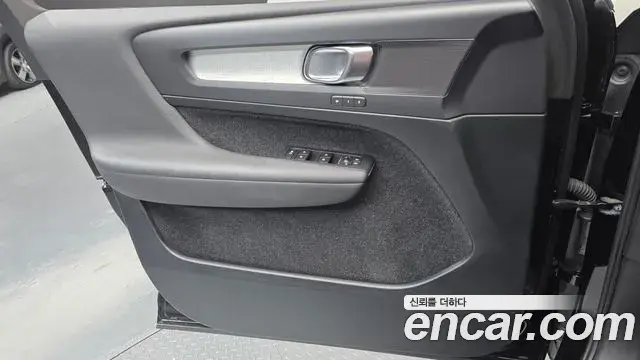 Volvo XC40 2019 — Photo 17/30