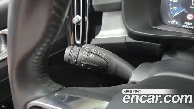 Volvo XC40 2019 — Photo 2/30