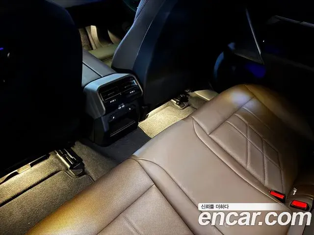 BMW 5 Series 2025 — Фото 16/17