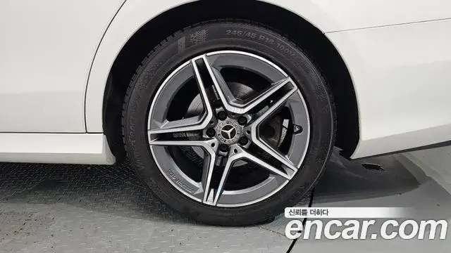 Mercedes-Benz E-Class 2023 — Photo 21/33