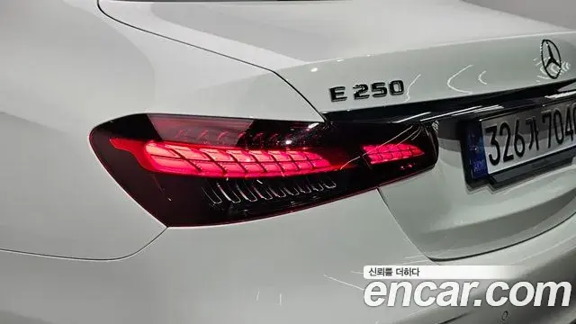 Mercedes-Benz E-Class 2023 — Photo 19/33