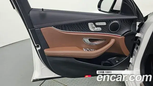 Mercedes-Benz E-Class 2023 — Photo 25/33