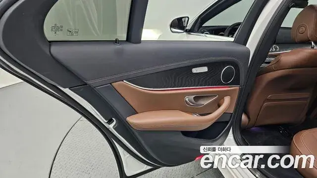 Mercedes-Benz E-Class 2023 — Photo 7/33