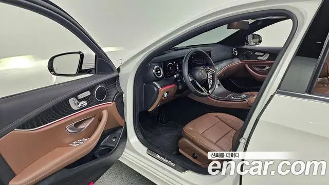Mercedes-Benz E-Class 2023 — Photo 17/33