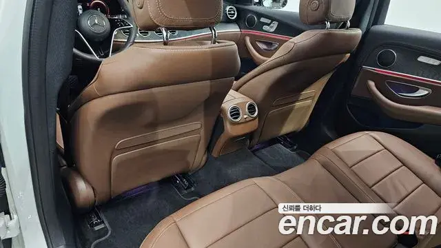 Mercedes-Benz E-Class 2023 — Photo 1/33