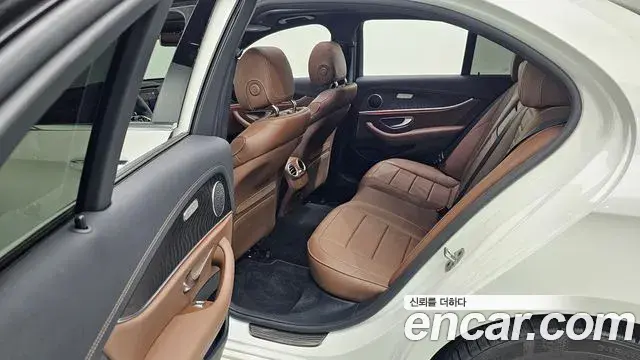 Mercedes-Benz E-Class 2023 — Photo 20/33