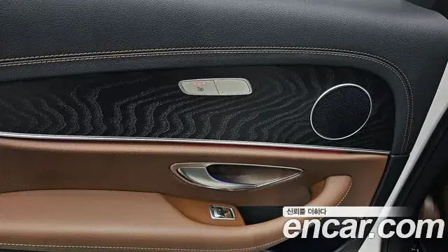 Mercedes-Benz E-Class 2023 — Photo 13/33