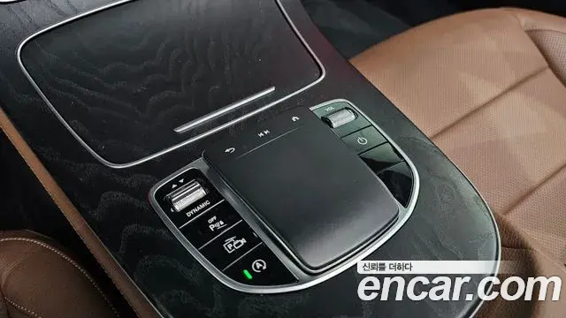 Mercedes-Benz E-Class 2023 — Photo 18/33
