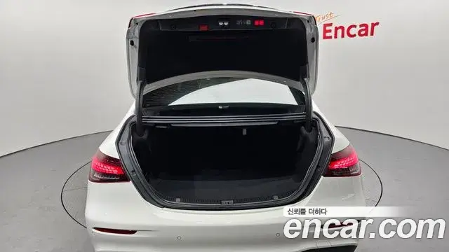 Mercedes-Benz E-Class 2023 — Photo 23/33