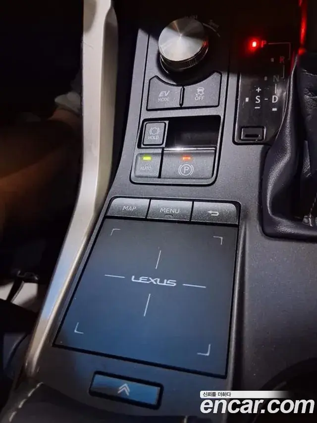 Lexus NX300h 2018 — Şəkil 18/20