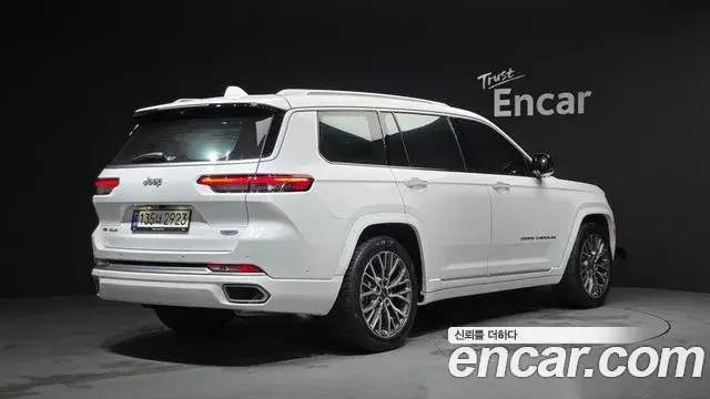 Jeep Grand Cherokee 2023 — Фото 1/20