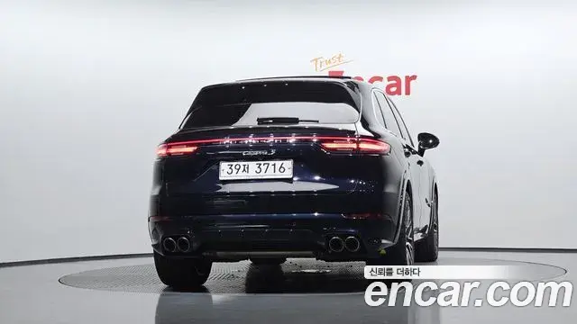 Porsche Cayenne 2019 — ფოტო 19/32
