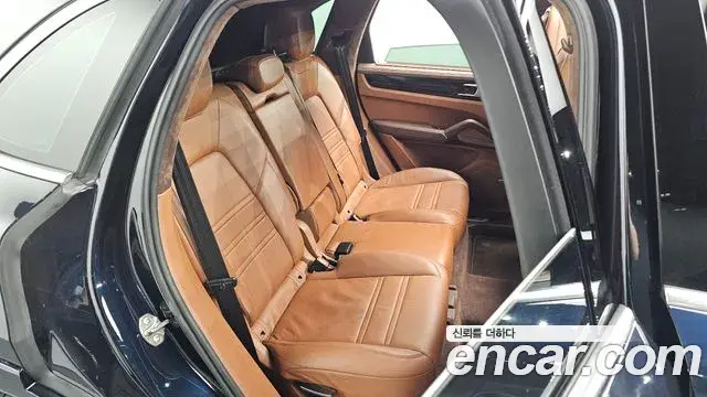 Porsche Cayenne 2019 — ფოტო 26/32