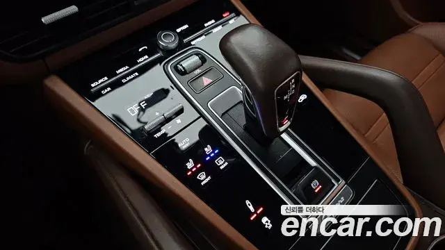 Porsche Cayenne 2019 — ფოტო 7/32