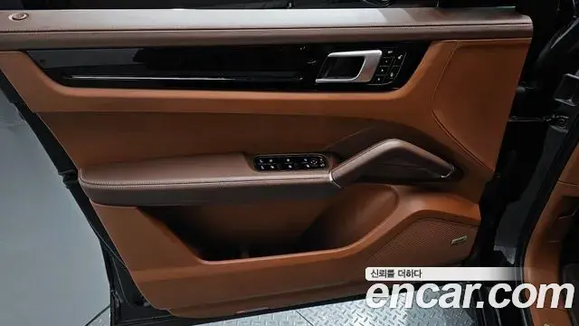Porsche Cayenne 2019 — ფოტო 24/32