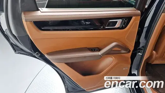 Porsche Cayenne 2019 — ფოტო 15/32