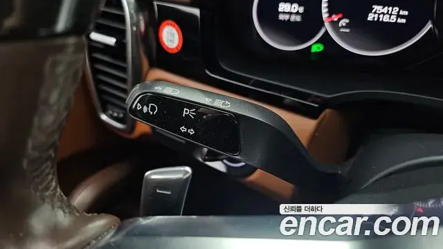 Porsche Cayenne 2019 — ფოტო 30/32