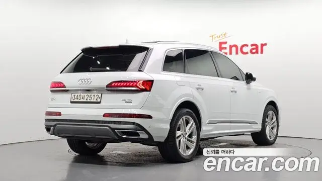Audi Q7 2020 — Фото 2/20