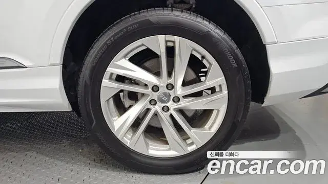 Audi Q7 2020 — ფოტო 18/34