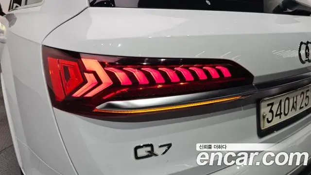 Audi Q7 2020 — ფოტო 31/34
