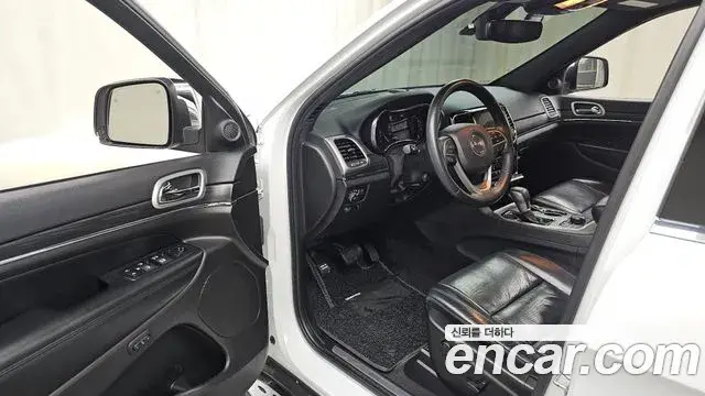 Jeep Grand Cherokee 2019 — Photo 12/31