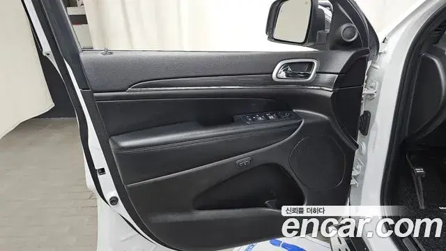 Jeep Grand Cherokee 2019 — Photo 21/31
