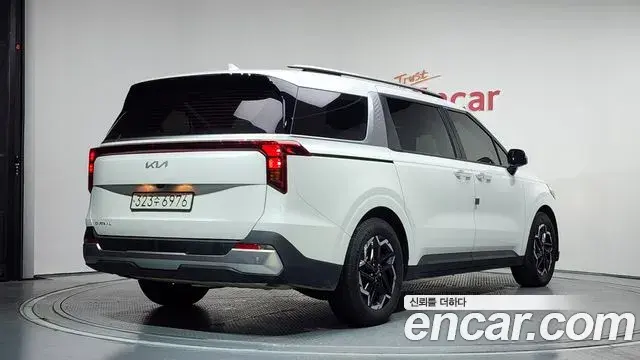 Kia Carnival 2024 — Şəkil 28/30