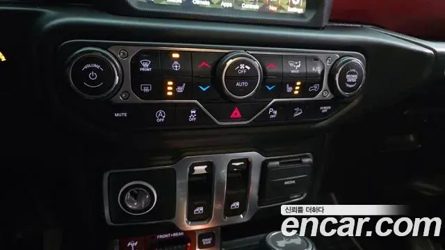 Jeep Wrangler 2020 — ფოტო 18/20