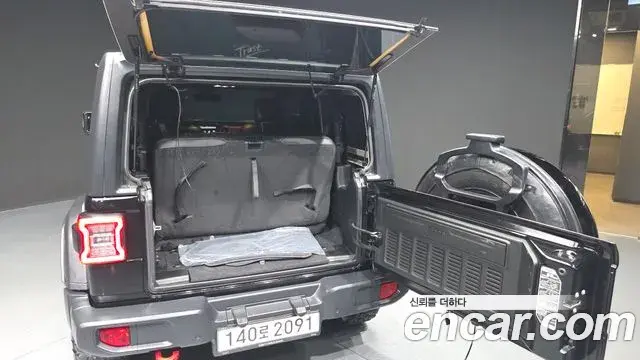 Jeep Wrangler 2020 — ფოტო 16/20