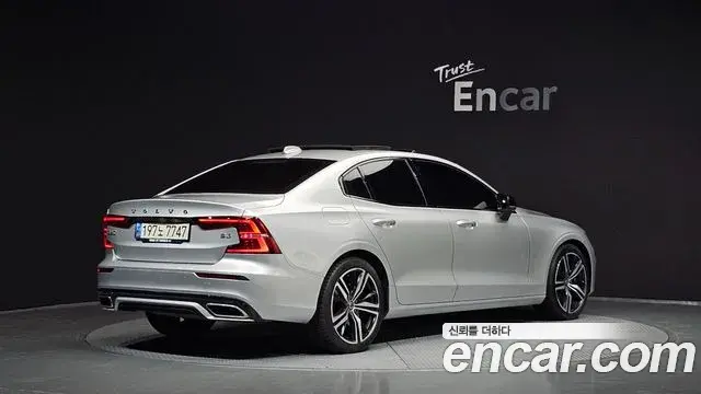 Volvo S60 2022 — Фото 2/20