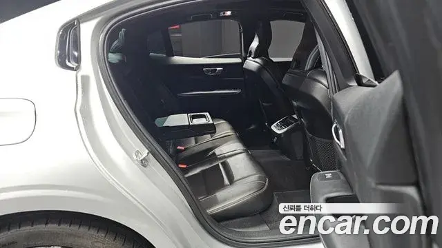 Volvo S60 2022 — Фото 11/20