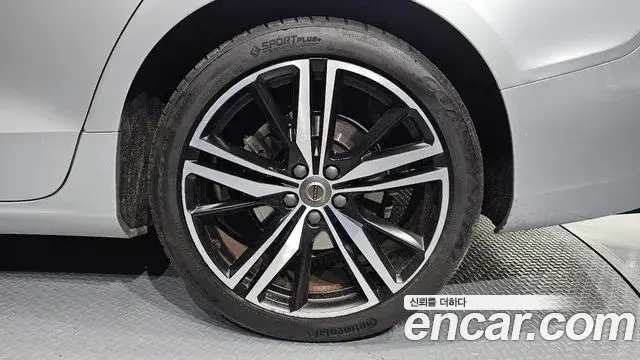 Volvo S60 2022 — Photo 3/32