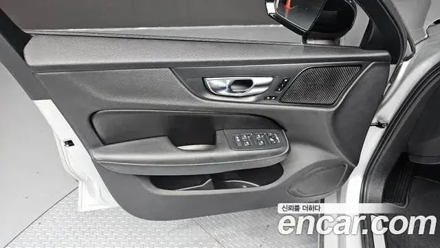 Volvo S60 2022 — Photo 29/32