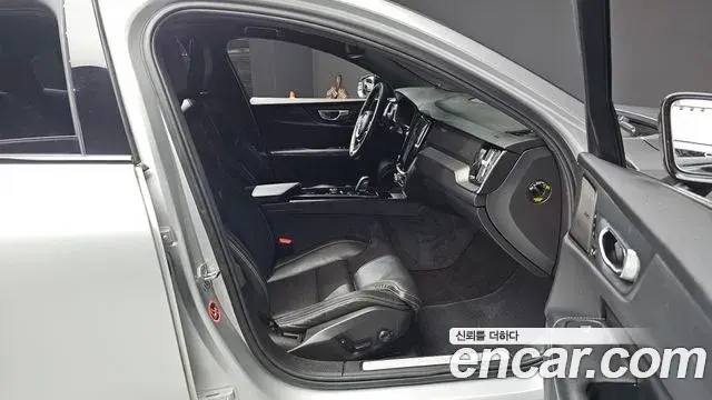 Volvo S60 2022 — Photo 10/32