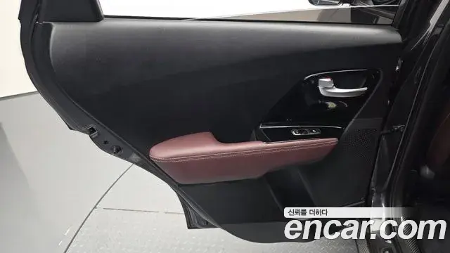 Kia Niro 2019 — ფოტო 7/30