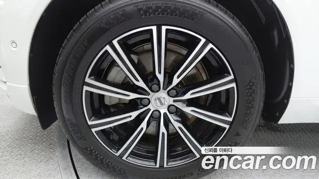 Volvo XC60 2019 — Photo 5/20
