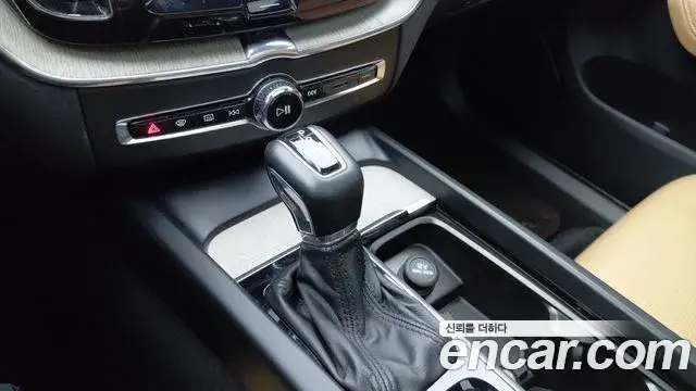 Volvo XC60 2019 — Photo 18/20