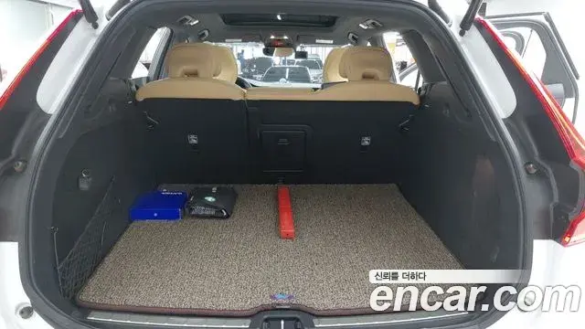 Volvo XC60 2019 — Photo 9/20