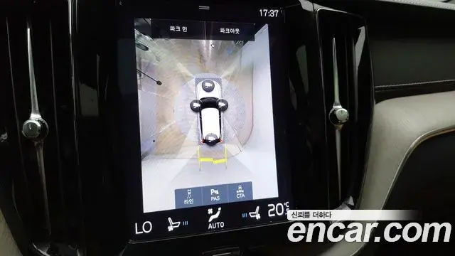 Volvo XC60 2019 — Photo 12/20
