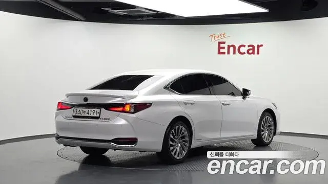 Lexus ES300h 2021 — ფოტო 19/20