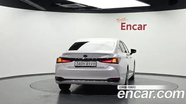 Lexus ES300h 2021 — ფოტო 15/20