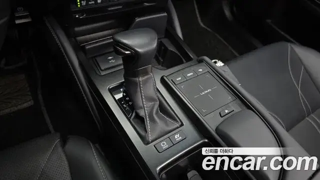 Lexus ES300h 2021 — ფოტო 8/20